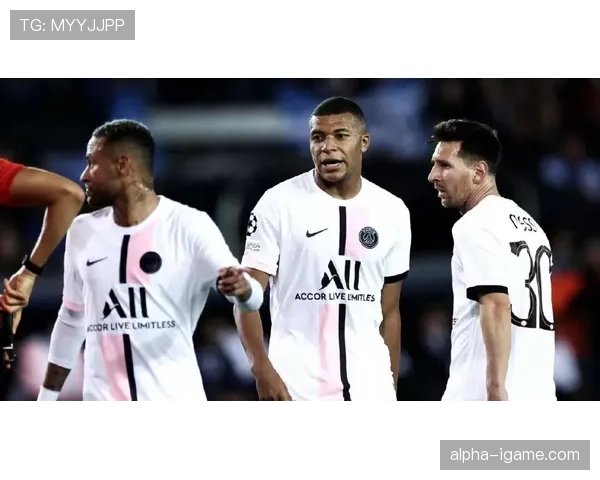 阿什拉夫与坎塞洛正面对决,后防新星闪耀赛场彰显竞争力跃升 阿什拉夫与坎塞洛正面对决,后防新星闪耀赛场彰显竞争力跃升