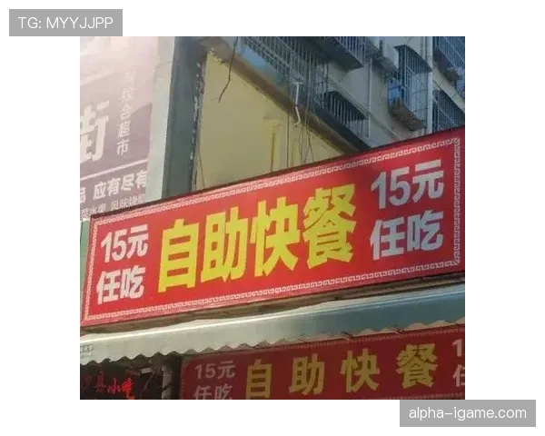 刷到李梓嘉逛菜市场的那张照——他的包比我房租还贵